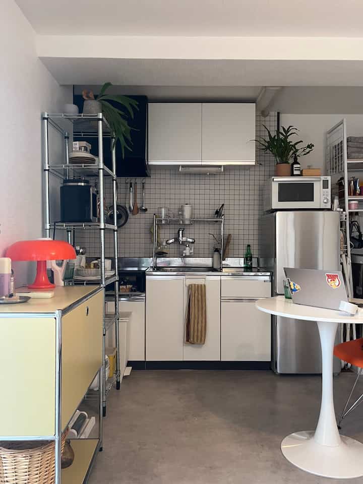 やはり壁紙本舗のキッチンDIYはやってよかったと何度も思わせてくれる🫪

#midcentury #midcenturymodern 
#ikea #1dk#ひとり暮らし#キッチン
 #インテリア #リビング #生活感のある暮らし 
#ミッドセンチュリー #ミッドセンチュリーモダン
#在宅勤務 #韓国インテリア#北欧インテリア#marketb