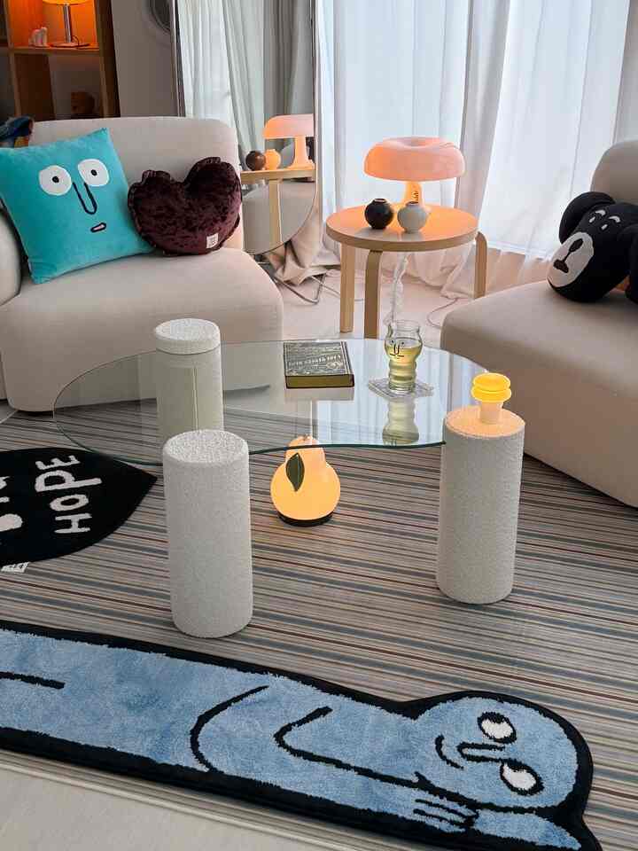 夏っぽいラグとガラスのテーブルでリビングを涼しげにしています🩵
外は暑すぎておうち時間が増える増える、、笑


#ホームバカンス　#韓国インテリア　#nounou #韓国インテリア雑貨　#ラグ　#夏インテリア