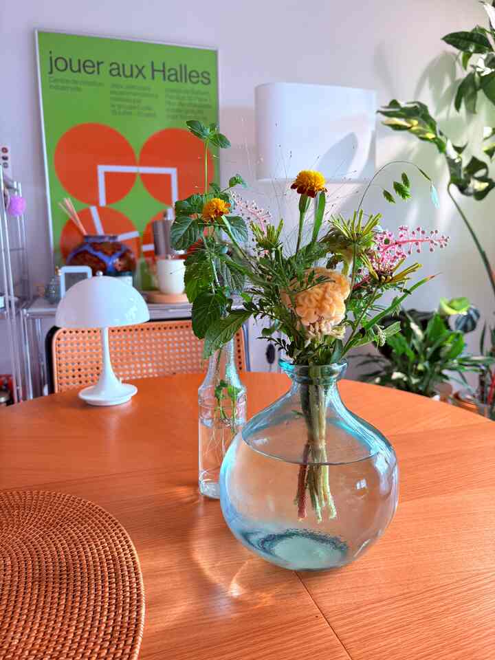 Even though I'm spending less time at home during the Obon holiday,
my house is filled with fresh, vibrant flowers.

Living with plants brings such peace!

#midcentury
#midcentury
#midcenturyinterior
#midcenturymodern