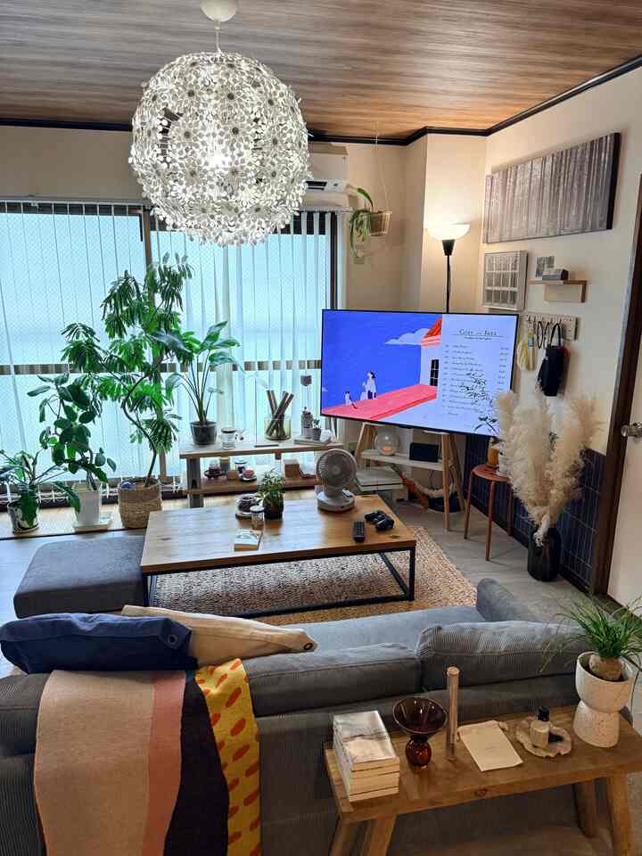 水草ラグのおかげで夏らしいリビング🌻
新しくお家に届いたウッドベンチをソファコンソール風にして置いてる🛋

#リビング #ホームバカンス #ローテーブル #ローソファ #観葉植物 #暮らしを楽しむ #賃貸インテリア #ナチュラルインテリア #ブラインド 