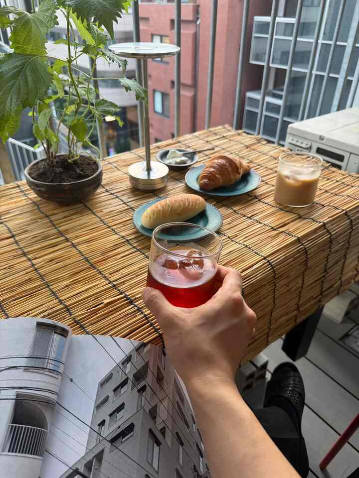 暑さが少し落ち着く夕方から夜にかけては、家で過ごす時間が一番好きです。

この日はベランダでゆっくり過ごしています。

季節に合わせて部屋の雰囲気を少し変えたり、
家具の配置を考えたりするのも、
家での楽しみのひとつです。

今年の夏は、そんな何気ない時間を大切に過ごしています。

#ホームバカンス