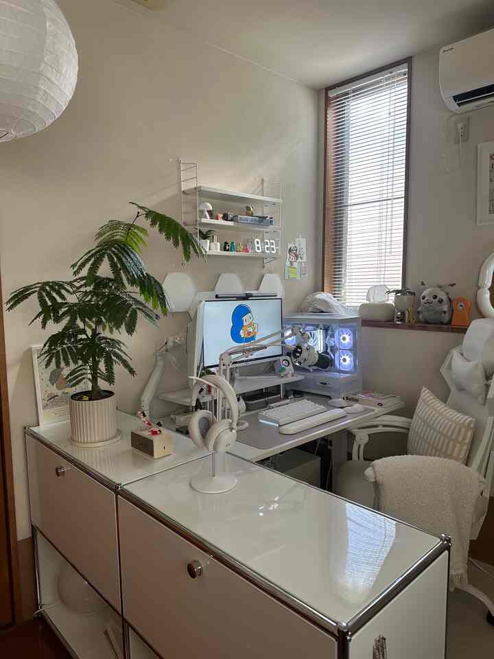 📖my work room
🎮gaming room

ごちゃごちゃしないように
ホワイトをベースにカラーものを所々に置いてます☺︎

#ロジクール
#interior
#gamingroom
#desktop
#ホワイトインテリア
#ヘッドホン
#植物
#エバーフレッシュ
#ikea
#nanoleaf