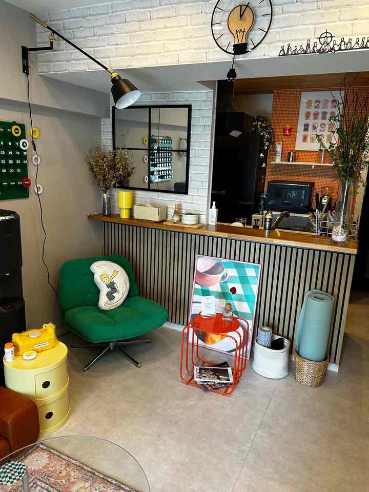 ナチュラルな色調とモダンなスタイルの一人暮らし向けリビングとキッチンが融合した空間