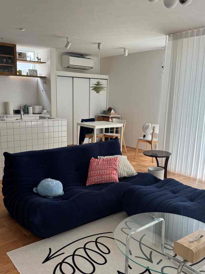 お気に入りリビング🛋️
憧れのリーンロゼはデザインも可愛いけど
決め手は座り心地。
濃紺のソファはあまり見かけないので、どんな色のクッションが合うか時間をかけて悩みました🌷

ohouseで購入したラグは、カジュアルなミッドセンチュリー、韓国インテリアっぽくてお気に入り🫶🏻

#ミッドセンチュリー
#韓国インテリア
#リーンロゼトーゴ
#リビングインテリア