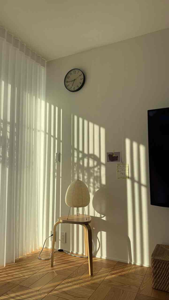 朝の我が家☀️
住宅地ですが南側が開けているおかげで
朝は日差しが綺麗に差し込みます。
一番リビングが輝いてる時間帯🫶🏻✨

インテリアもタグ付けしているのでチェックしてみてください📍
#ミッドセンチュリー
#韓国インテリア
#ルームツアー
