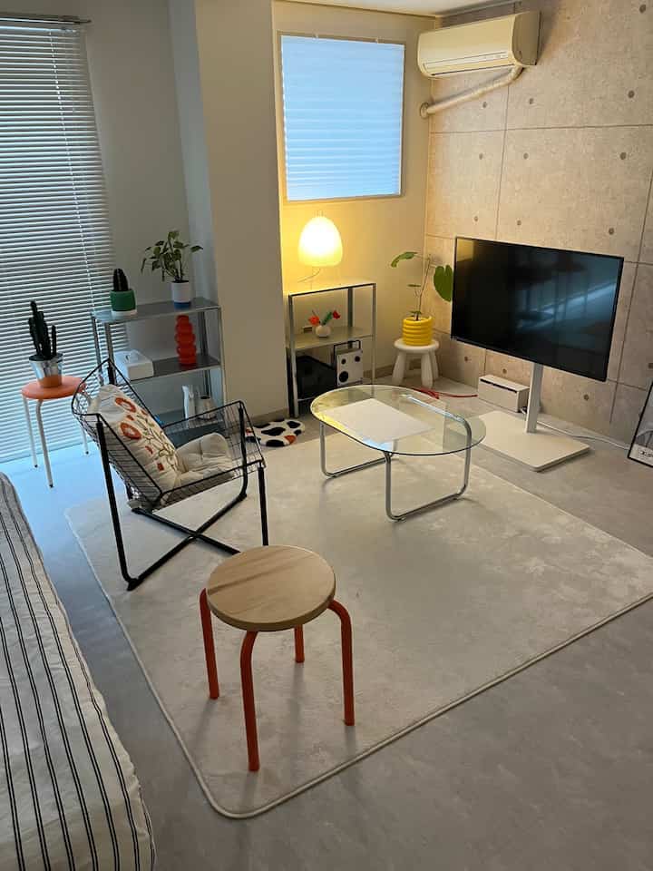 お部屋に新たにサボテンがやってきました🌵
（厳密にはサボテンではなく、多肉植物の一種だそう）

ホームセンターでなんと536円
たくましくて、カッコよくて、とても気に入っています

#一人暮らし #インテリア #部屋作り #カラフルインテリア #観葉植物のある部屋