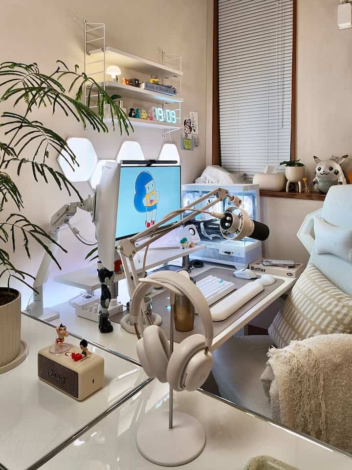 📖my work room
🎮gaming room

暖色系のライトに💡

#マムアンちゃん
#interior
#gamingroom
#desktop
#ホワイトインテリア
#ポケモン
#pokemon
#植物
#エバーフレッシュ
#ikea
#nanoleaf