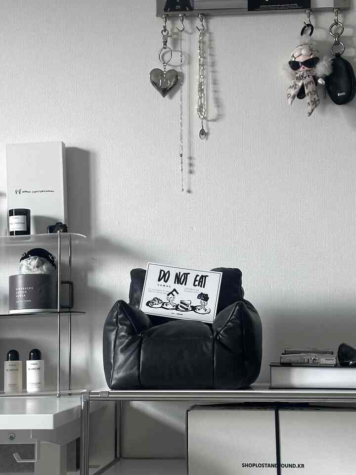 I recently bought this miniature beanbag sofa from Ohouse 🛋️🤍

It's so fluffy and cute!! 🖤🖤

Right now I'm in the mood to display it with postcards 🩶

#cabinet
#sofa
#shelf
#onshelf
#oneroom
#blackandwhite

