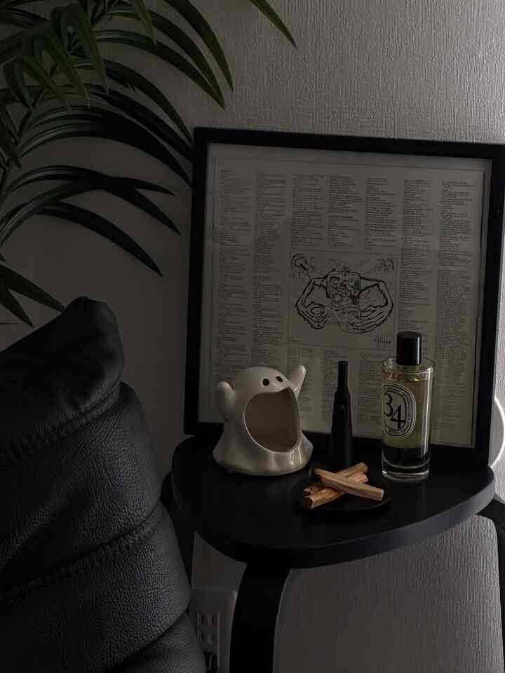 Beside the sofa. 👻

#sofa #モノトーン