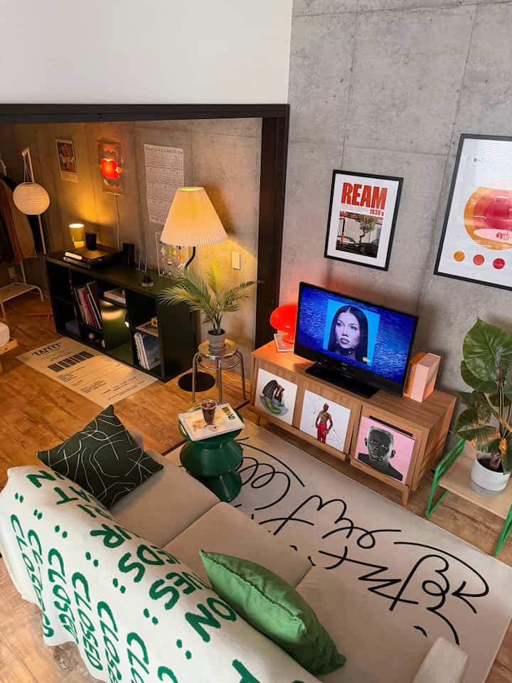 A blend of minimalist and sophisticated pop 🏠

#lifestyle #暮らしの記録 #賃貸インテリア #インテリア #interior #interiordesign #room #home #homedecor #apartment