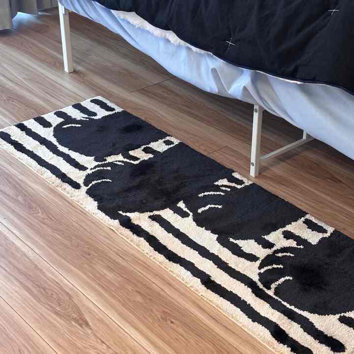 I have this #warmgreytail paw rug in front of my bed 🐈‍⬛ The warm cream beige and black colors blend in well with the floor 🩶