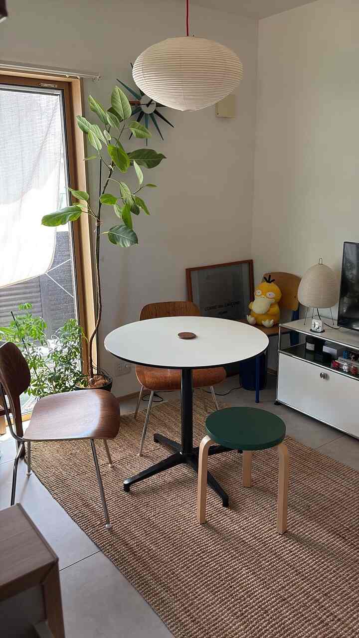 初投稿は我が家のリビングのお気に入りゾーン
ミッドセンチュリーな部屋を目指して日々部屋作りを楽しんでます🙆‍♂️

#ミッドセンチュリー
#部屋作り
#ルームツアー
#HAY
#インテリア