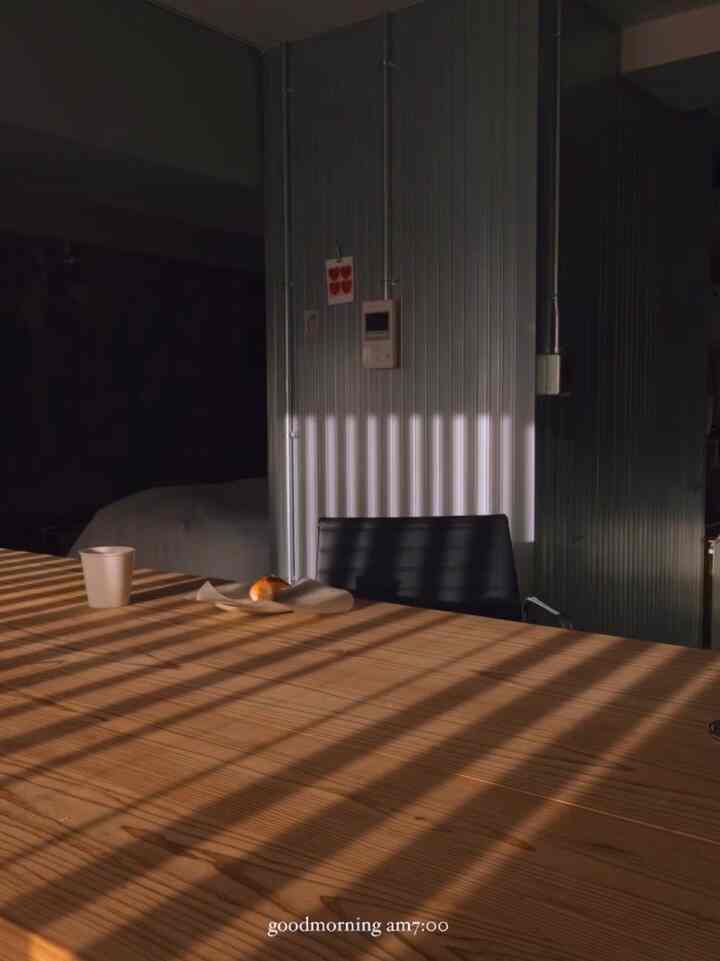 The sunlight during the winter months is lovely.
#apple #1room