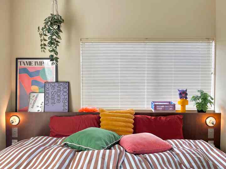 寝室はベッドカバーを色々変えてインテリアを楽しんでいます🛏️✨
ストライプのベッドカバーを合わせるのがお気に入り🫶🏻💓

#カラフルインテリア #リノベ #リノベーション #ミッドセンチュリー #クッション #ベッドカバー #掛け布団カバー