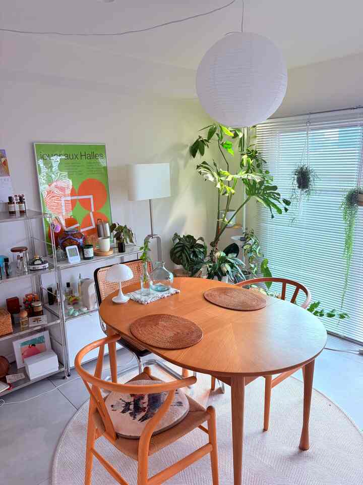 I use Muji placemats on my dining table. I used to use cloth placemats, but now I find this size just right.

It blends well with the table color, which is great!

#midcentury
#midcentury
#midcenturyinterior
#midcenturymodern