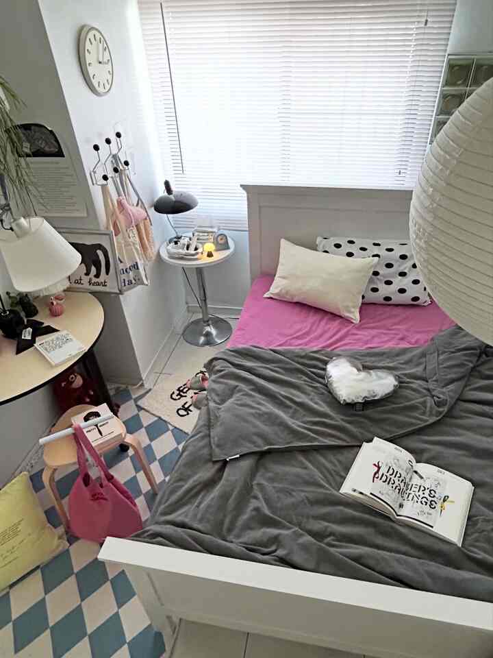 今治タオルの寝具🛌
めちゃめちゃ気持ち良くてびっくり😍
ピンクとグレーがかわいい🩷🩶


#ベッドルーム
#寝室
#カラーコーディネート