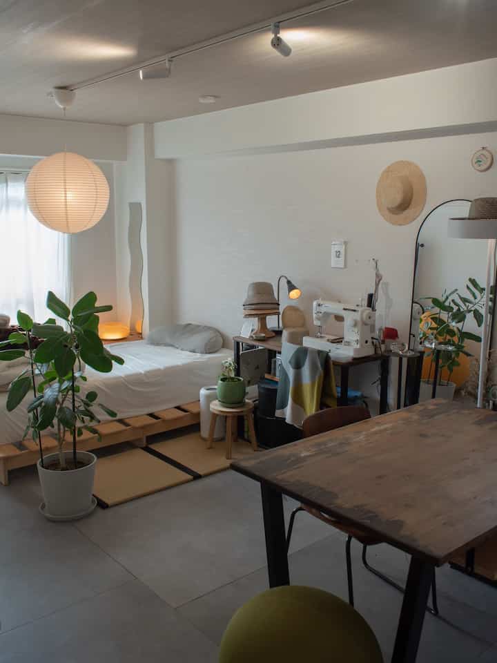 本当に少しずつ、部屋に合うかどうかじっくりゆっくり吟味して増えてくインテリア。
　　
　　
#1R #ワンルーム #和モダン #フロアタイル #姿見 #照明 #賃貸 #DIY #一人暮らし #HAY #IKEA #無印良品 #サンゲツ
