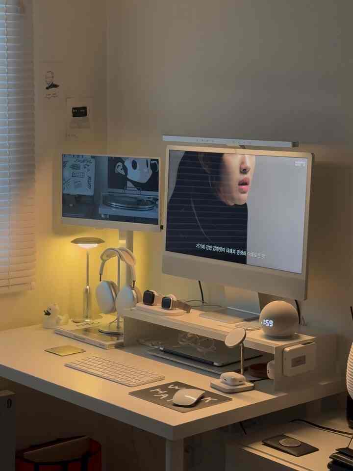 最近のデスク周り🖥️

一人暮らし始めた頃を思い出すと、デスク周りもかなりアップデートしたかなと。

最初は小さなデスクにノートPC一台だけでした😲

#デスク #デスク周り #ガジェット 
#デスクテリア
