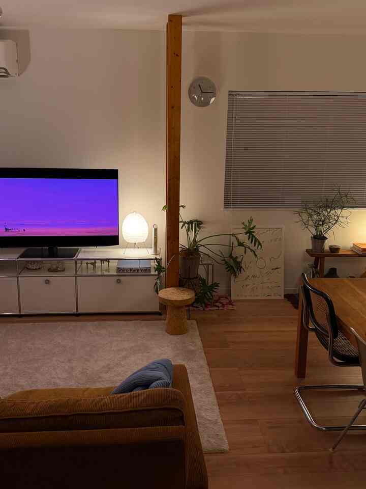 At night, I unwind and relieve the day's fatigue with indirect lighting 🌙🕯️
#livingroom #ikea #usm #usmハラー