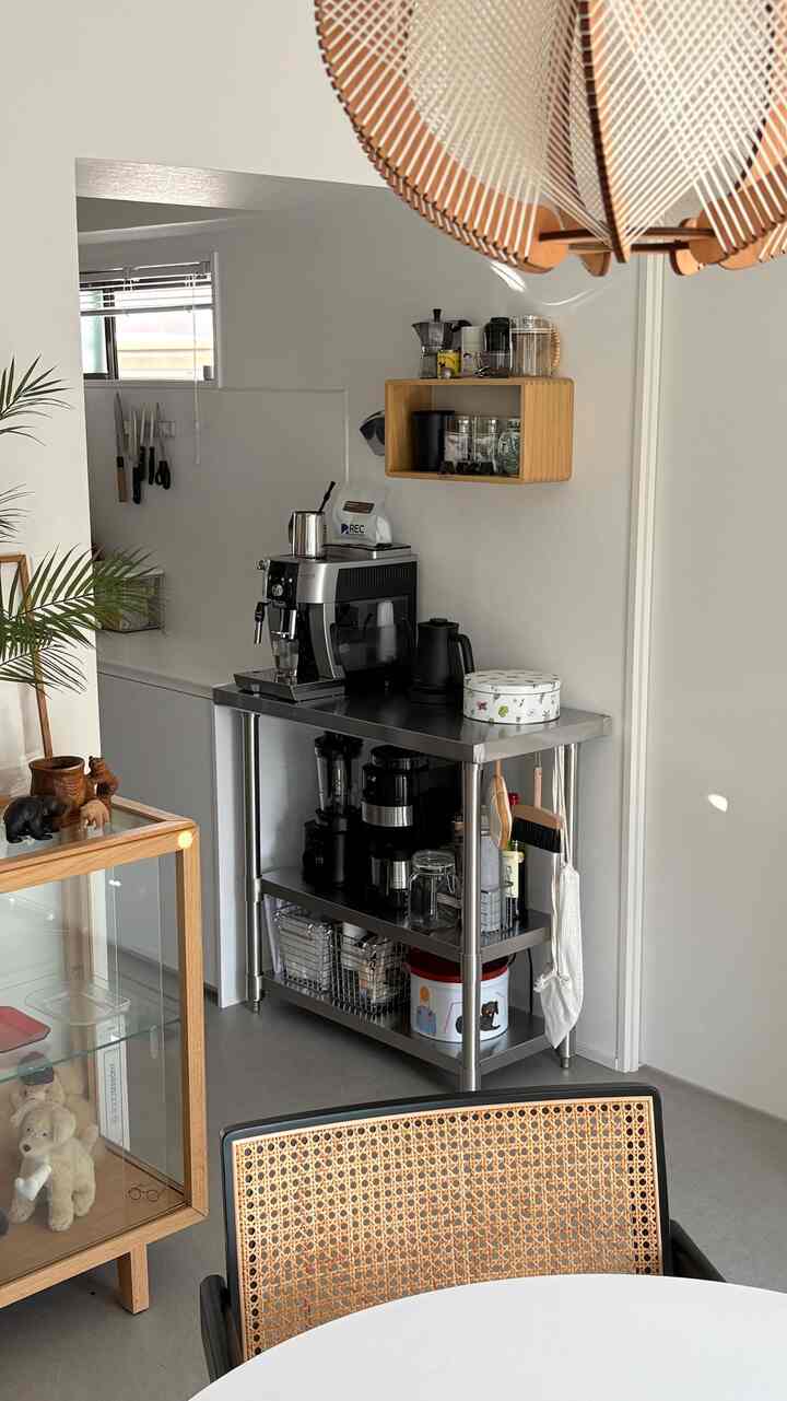 My old coffee maker was acting up terribly, so I finally bought a DeLonghi after years of debating it! ☕️✨

I've turned the space connecting the kitchen and living room into a tea corner, and my existing cart wasn't big enough, so I also bought a new shelf.

I considered a cute stainless steel shelf from Muji, but when I saw it in the store, it seemed quite wobbly, so I went with a commercial-grade stainless steel shelf instead.

It was surprisingly affordable and sturdy, so I'm glad I bought it! 🫶
Now I'm thinking of changing the wall shelf to match the minimalist feel of the stainless steel! I'm torn between white or stainless steel... 🩶

#coffeestation #delonghicoffeemachine #デロンギ #デロンギマグニフィカs #ステンレス作業台