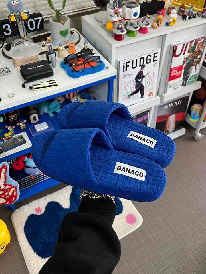 【落ち着くのに、目を引く。青い雑貨のある暮らし】

青って、落ち着く色なのに
なぜか目を引くところがある。

部屋に取り入れると、空間に馴染みながらも
ちゃんと存在感を出してくれる。

だから僕の部屋には、気づけば青い雑貨がたくさん。

同じ青でも、色味や形が違うだけで
見え方が変わるのも面白いところ。

好きなものを集めていったら、
いつの間にか「青」が僕の部屋らしさになっていました💙

#あおくんの部屋 #インテリア #雑貨 #ポップ #カラフル #暮らし #日常 #一人暮らし #実家暮らし #マイルーム #部屋紹介 #雑貨紹介 #myroom