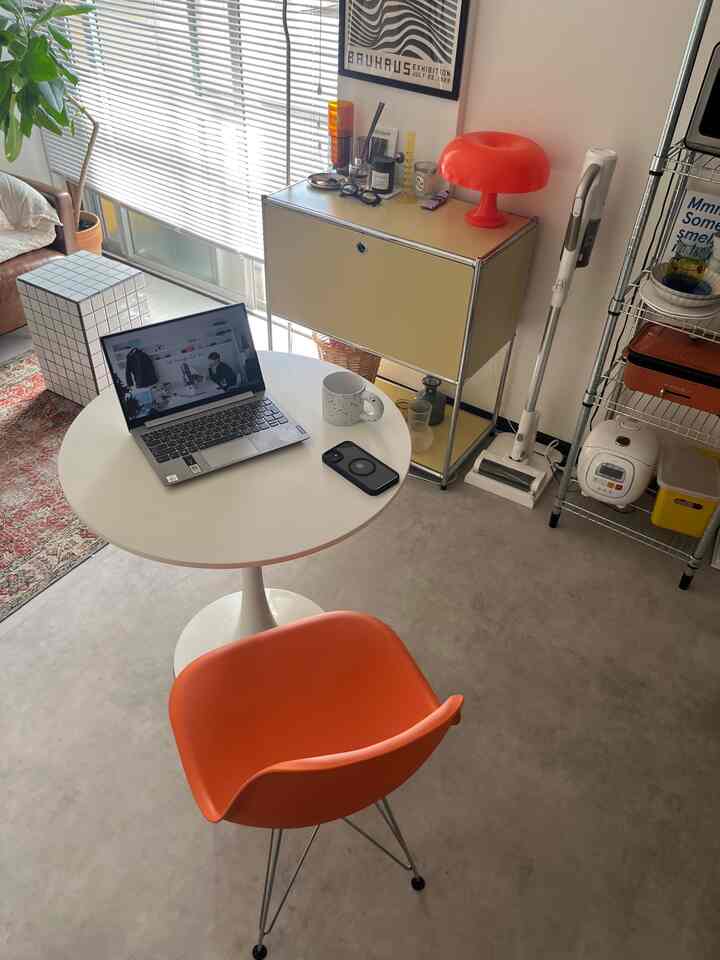 季節の変わり目に模様替えをしたい🏊🏼🍂

#midcentury #midcenturymodern 
#ikea #1dk#ひとり暮らし#キッチン
 #インテリア #リビング #生活感のある暮らし 
#ミッドセンチュリー #ミッドセンチュリーモダン
#在宅勤務 #韓国インテリア#北欧インテリア#marketb