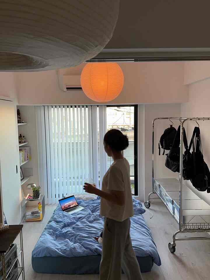 我が家はミッドセンチュリーの分類でいいですか？？

何の分類にも属さない気もするけど
あえて言うならミッドセンチュリー？ポップ？
かなと思っています。

我が家らしくて好きな空間🏠🤍

#ベッド #シェード　#ペーパーシェード　#収納　#ミッドセンチュリー　#賃貸インテリア　#犬のいる暮らし