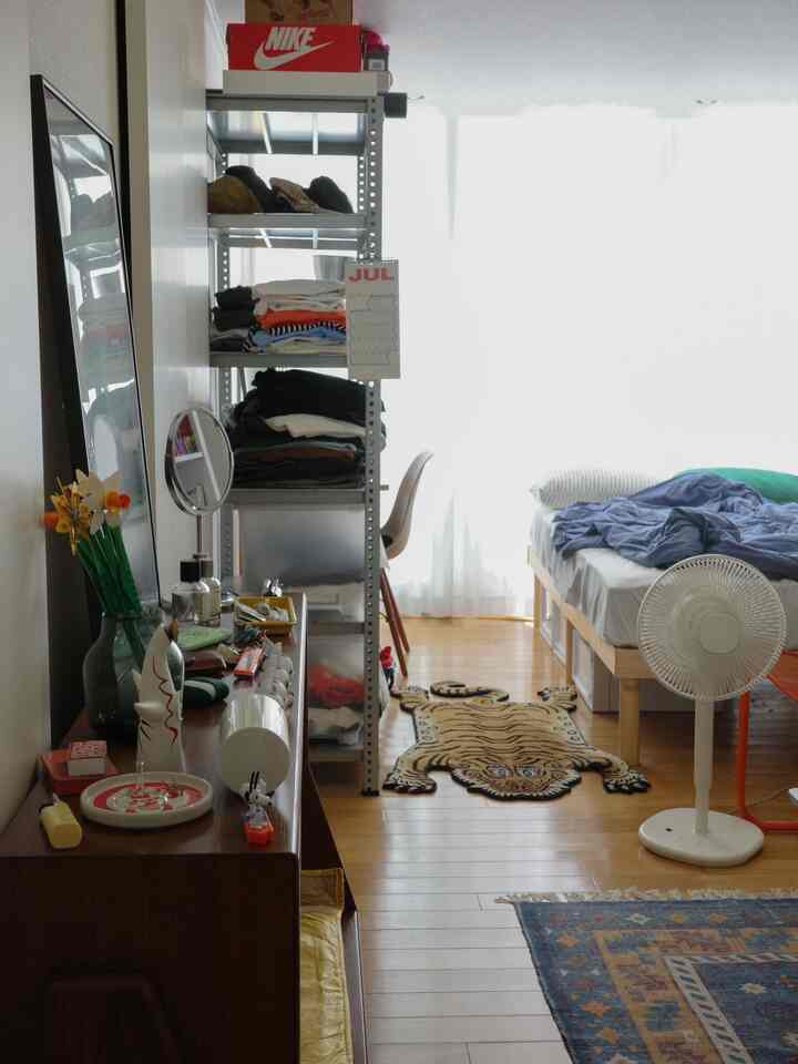 手前には本や指輪、香水、雑貨などを置いています。奥には服とPCデスクがあります。
#ブックシェルフ #服収納 #PCデスク