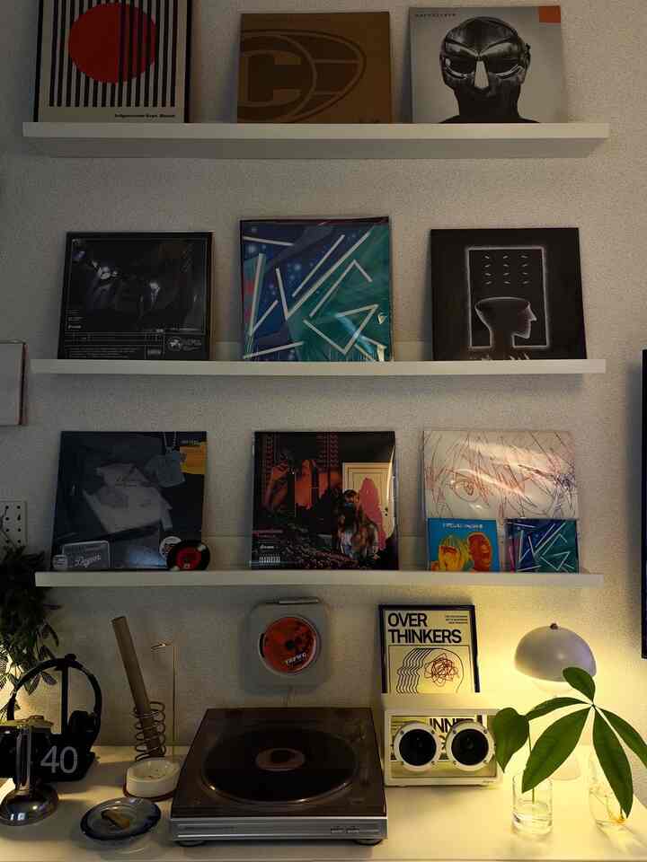 白を基調とした壁と棚が配置された音楽鑑賞スペース、ターンテーブルとLPレコードが印象的な雰囲気のインテリア