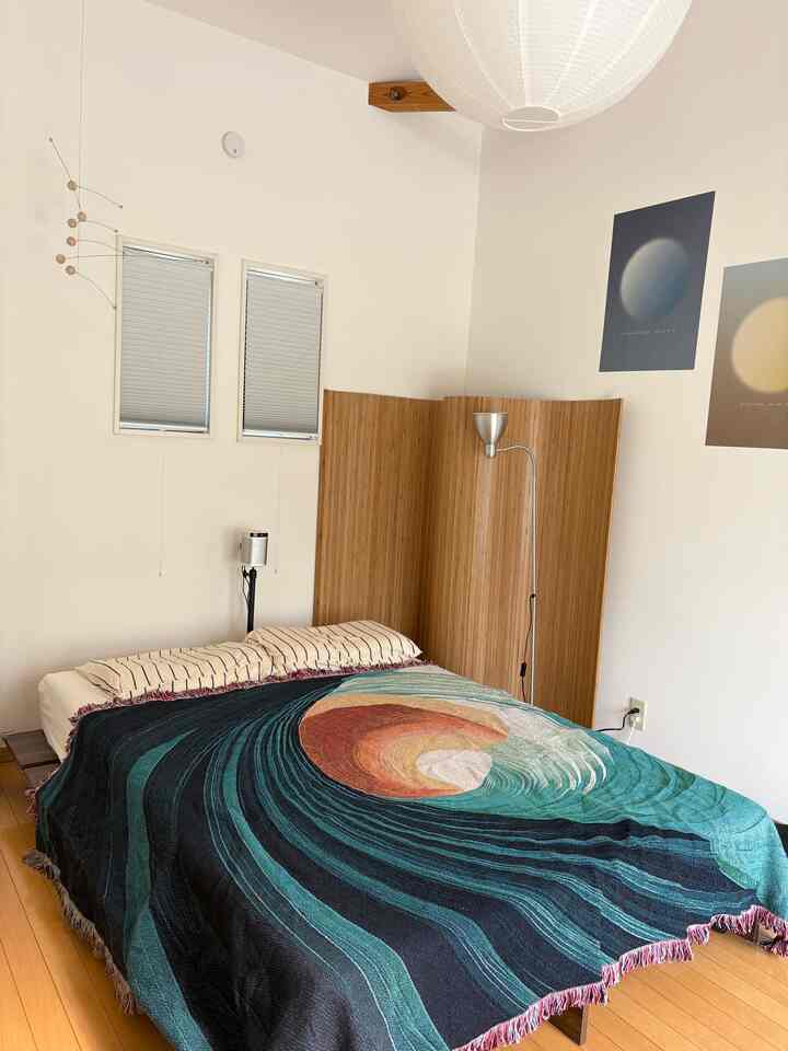 お久しぶり寝室🛏️
新入りブランケットの色味が可愛くてお気に入り🫶🏻🧚‍♀️🪄

#寝室 #ベッドルーム #ミッドセンチュリー