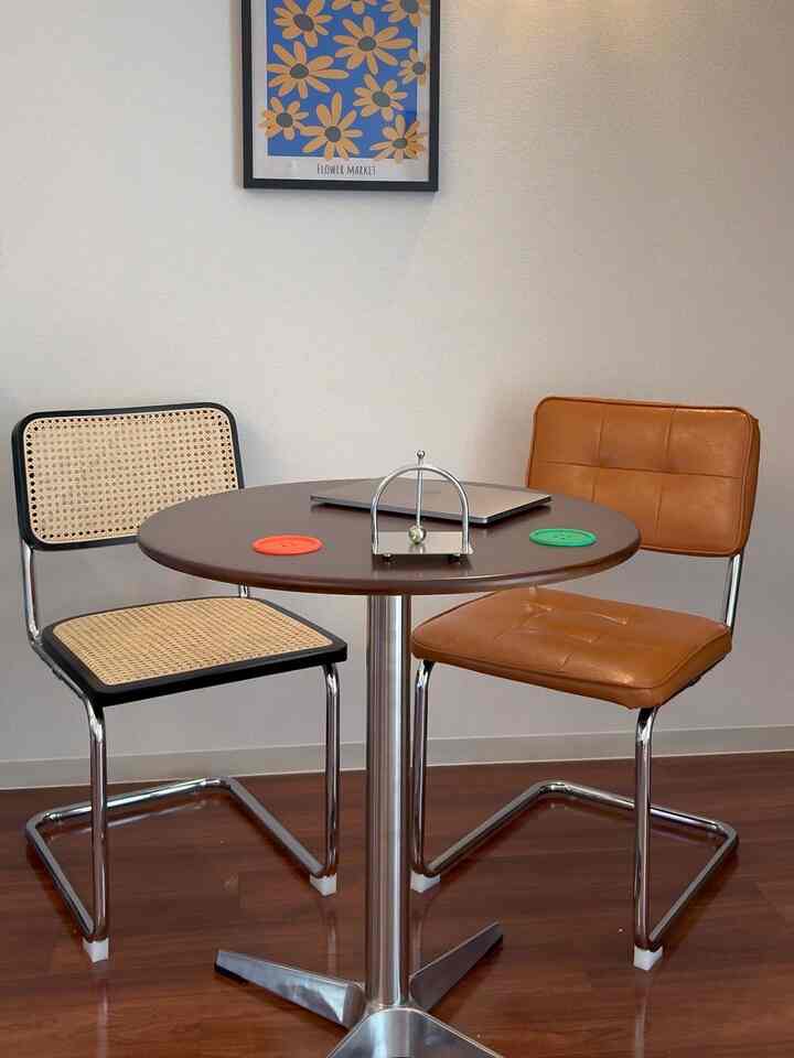 The dining table is a 70cm round table.

I also do my work here.

#dining #ダイニングテーブル #cafe #cafetable #1R #kitchen