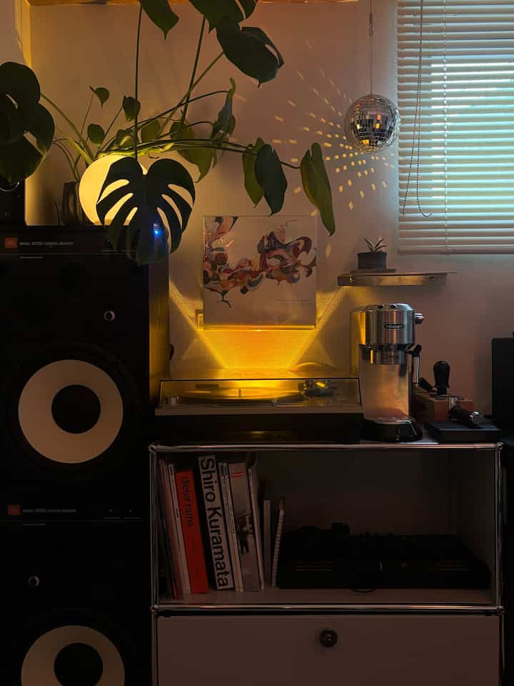 A place filled with my hobbies
Music, reading, and coffee brewing are all essential to my life 📕

#Record player #スピーカー #エスプレッソマシン #ミラーボール #間接照明 #IKEA #midcentury