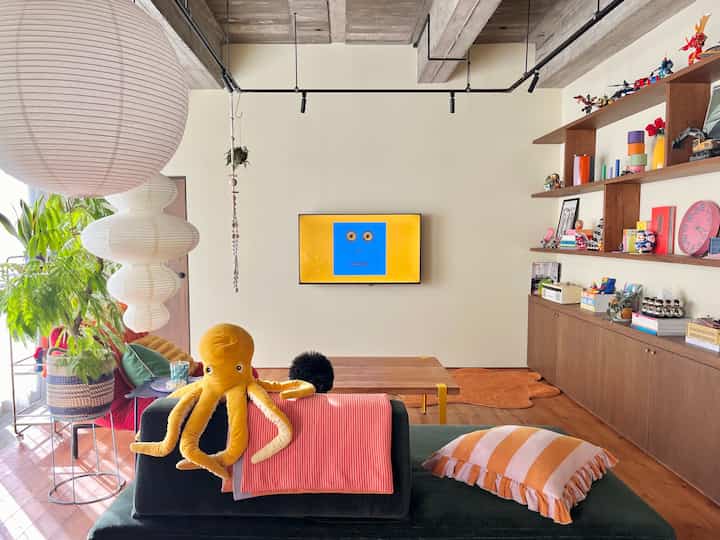 カラフルなリビング🛋️
ミッドセンチュリーな雰囲気が好きだけど、我が家はモダンよりもポップ寄りです🌈✨

#カラフルインテリア #ミッドセンチュリー #リノベ #リノベーション #クッション #飾り棚 #ディスプレイ 