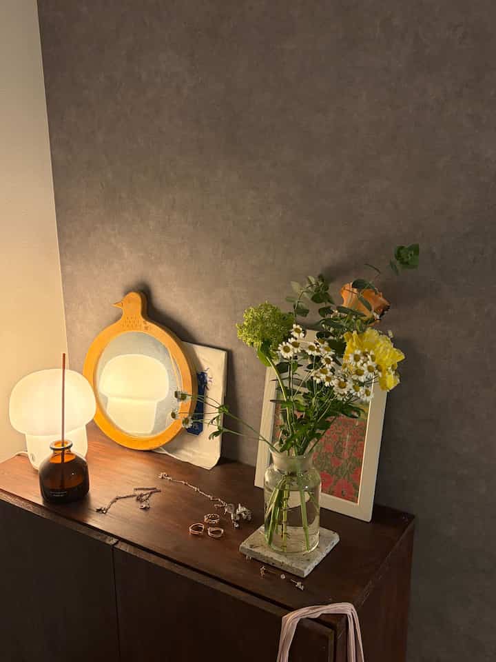 🤎×🩶
温かみのある間接照明はIKEAのTOKABOです。


* 初回購入者限定全品15%OFF
* 最大1,500円割引
* ﻿﻿購入金額5,000円以上で利用可
* ﻿有効期限：2027年2月14日（日）23:59
https://link.ohouse.com/5o0b3az

 
#ミッドセンチュリー
#シンプル
#あたたかみのある部屋
#PR
