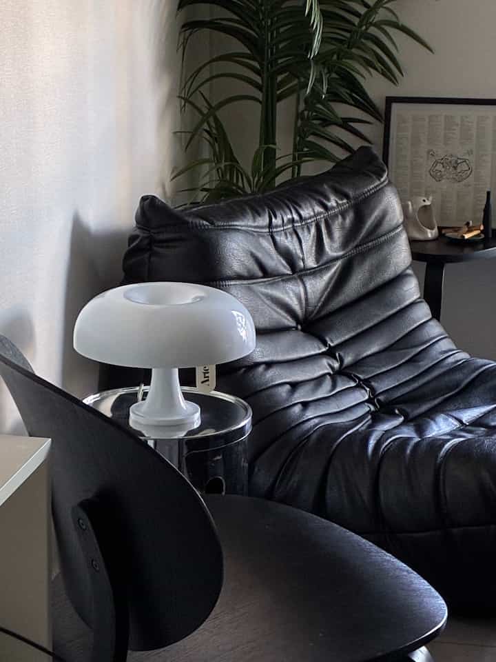 I have a Nessino lamp from #artemide next to the sofa!

It's my favorite light fixture with a strong presence 💡

#table lamp #間接照明