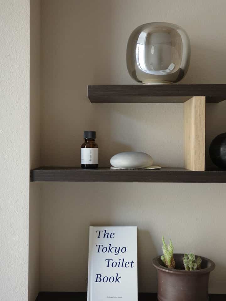 チャーミングな東京のトイレがまとめられているTHE TOKYO TOILET BOOK。お気に入りの香りと本がある場所。

#トイレ #トイレインテリア