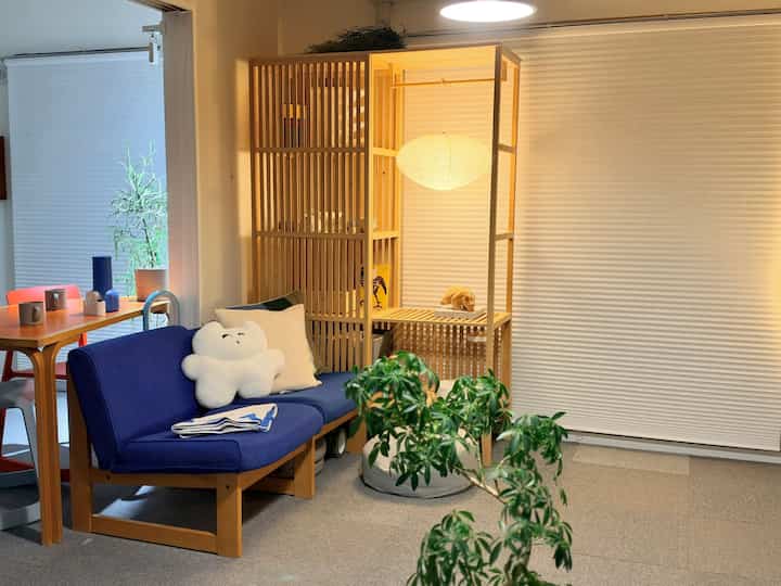 2026.10.14

ご飯食べながらTVを見たくてテーブルの位置を変更！

半円テーブルはこんな使い方もできるので便利だと✨

#半円テーブル　#ソファー　#IKEA #マグナスオルセン