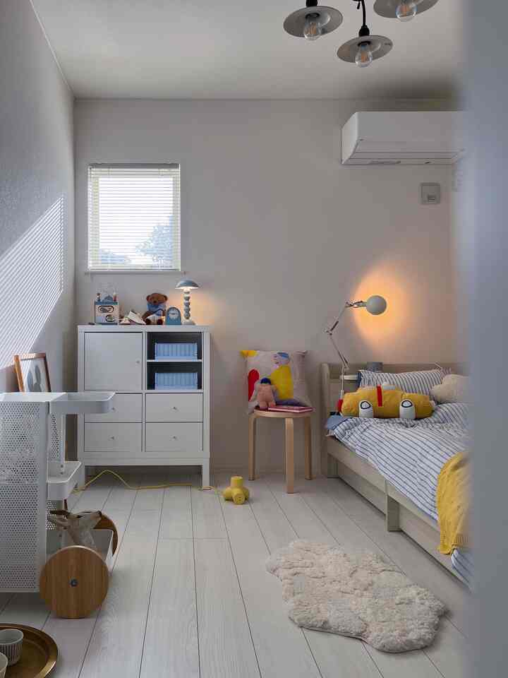 子供部屋はホワイトをベースにブルーやイエローの小物でまとめてます。
息子が小さいので、子供部屋はほとんど使うことがない！ゆえに今は完全に私の趣味をてんこ盛りに詰め込んでおります😂
IKEA率高め♡
そのうち息子が使うようになったら自分の好きなもので埋め尽くしていくんだろうな。
それはそれで楽しみ♡

#子供部屋 #子供部屋インテリア #キッズスペース #キッズルーム #ikea #IKEA購入品