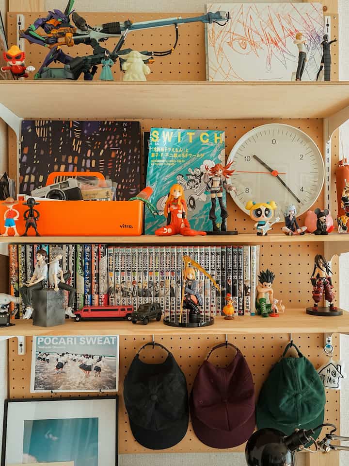 I'm using a DIY wall shelf to display my manga, figurines, and other hobby items! Since it's my workspace, I wanted to fill it with things I love to create a space that lifts my spirits!

#DIY #デスク #フィギュア