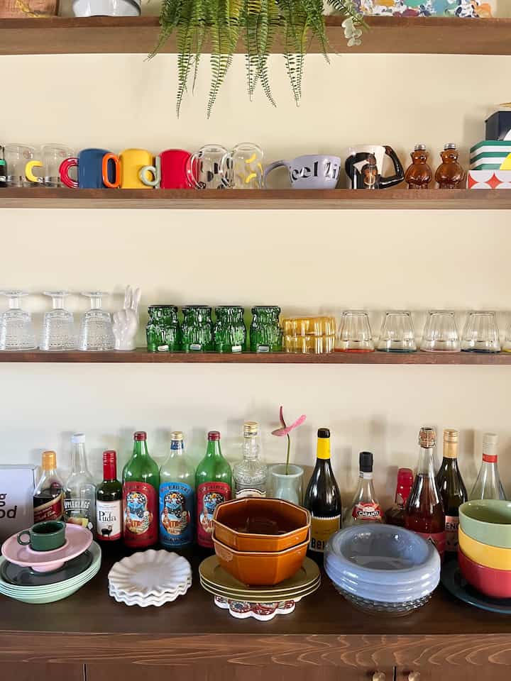 キッチンにある大きな収納ニッチにはよく使うグラスやマグカップ、お皿を並べています🥂💓
お気に入りたちを並べて眺めるたびにちょっとときめいて、小さな幸せを感じます🥰

#カラフルインテリア #食器棚 #ディスプレイ棚 #食器 #収納棚 #収納ニッチ #ニッチ
