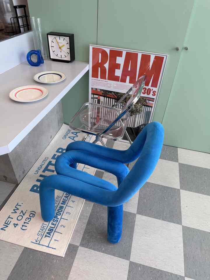 ラグと椅子がお気に入り🫠
文字が書いてある雑貨とかポスターって
つい買ってしまうんだけどどうかな、
.
.
.
#Ohous #1R #ワンルーム #ミッドセンチュリー #賃貸 #一人暮らし