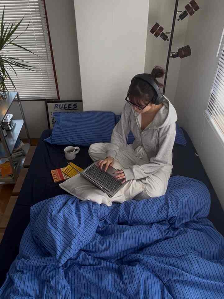 最近、布団カバーセットを新調しました🫐🥣🦕

#midcentury #midcenturymodern 
#ikea #1dk#ひとり暮らし#キッチン
 #インテリア #リビング #生活感のある暮らし 
#ミッドセンチュリー #ミッドセンチュリーモダン
#在宅勤務 #韓国インテリア#北欧インテリア#marketb#ARTOFBLACK