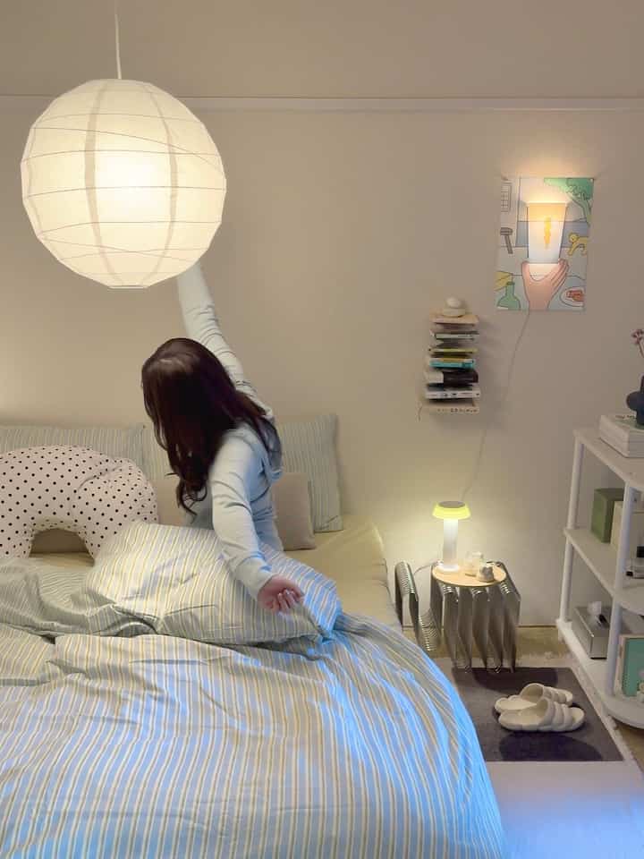 寝室を模様替えしてからベットで過ごす時間が増えました😴
Ohouseで購入したブックスタンドはベットサイドテーブルとして。
和室に抜け感を出してくれて重宝しています✨
いつ見てもこのウェーブデザインが可愛い…‎🤍

#寝室インテリア #韓国インテリア #賃貸 #ふたり暮らし #Ohouseで模様替え #間接照明 #IKEA 
#ベッドコーディネート #bedroom #寝室 #ベッドルーム #ベッドルームインテリア #サイドテーブル  #寝具 #布団カバー  #マイルーム #マイルームインテリア #침실  #침실꾸미기 #침실인테리어 #침대 #침구 

