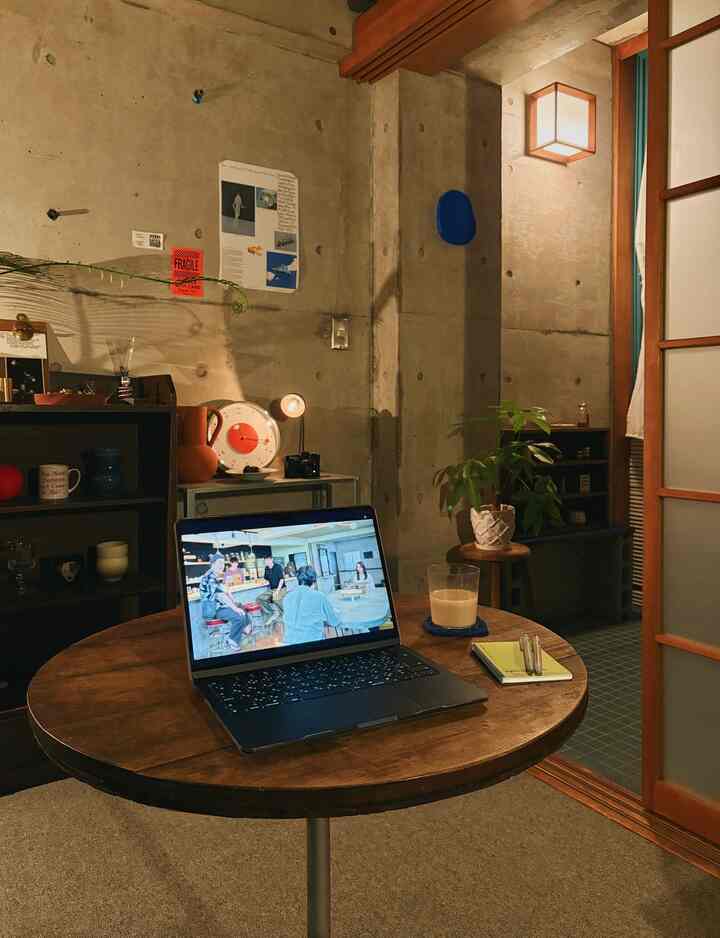 我が家の夜のリビング🏡🌛
丸テーブルは7.8年前に購入して、今でも愛用しています🪑📚

#丸テーブル #リビング #アンティーク #ビンテージ #IKEA #IKEAシェルフ #IKEA棚 #床タイル 