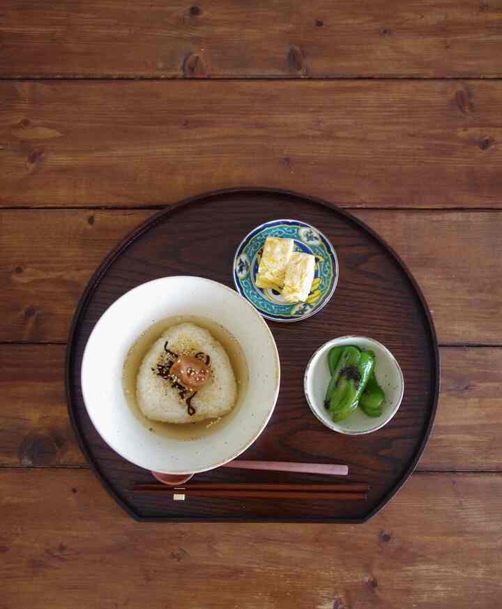 ミニマムなデザインの食器はご飯が映える
お盆に乗せるとちょっと背筋が伸びる

#食卓　#2人暮らし　#2ldk