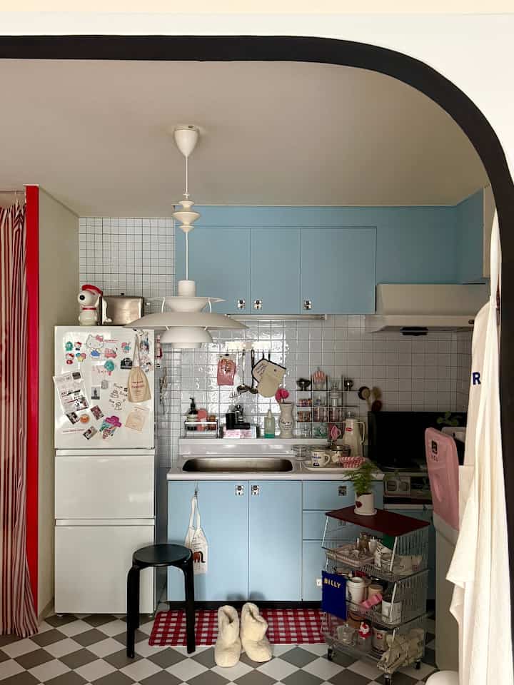 The area behind the refrigerator isn't finished yet, but I've done a little bit of DIY on the sink wall 🔨 The tile grid has changed from small to slightly larger.
There isn't much of a change, but I did an early spring cleaning, so it feels refreshing 🩵

#kitchen #キッチンインテリア #DIY #マイホーム #韓国インテリア