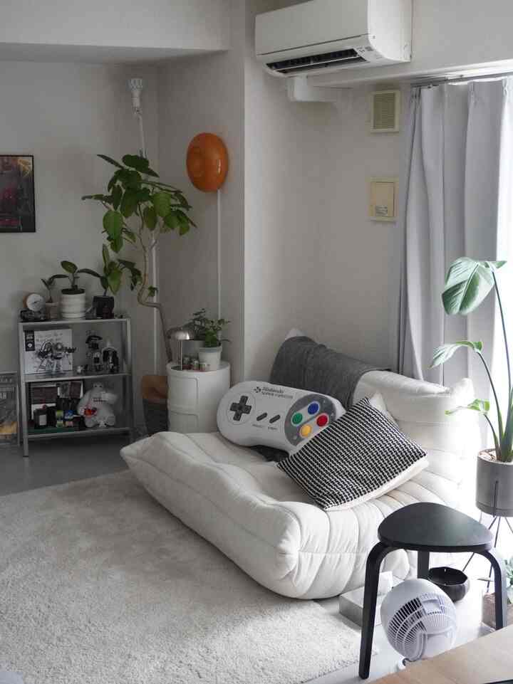 日中は優しい陽が入って大好きな空間がさらに好きになる。
#interior #二人暮らし