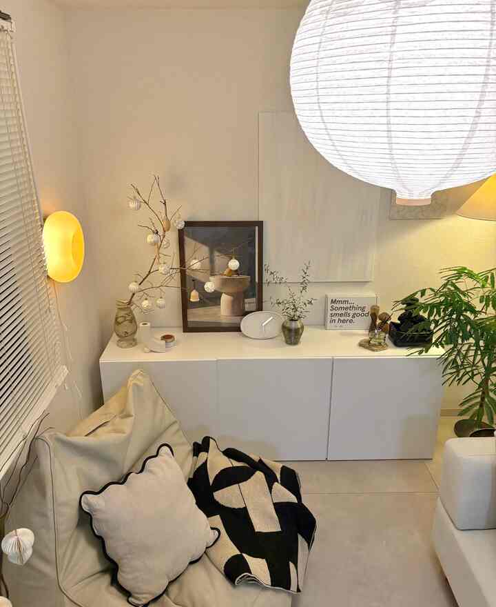 枝ものにオーナメントを飾って
秋らしさを残しつつ
少し早めのクリスマスムードなお部屋に🎄.*

これからツリーを出したりして
クリスマスインテリア楽しむぞ🎅

#韓国インテリア #シンプルモダン #14畳LDK #賃貸 #ふたり暮らし #秋インテリア #クッションカバー #HMhome #間接照明 #IKEA #クリスマス #クリスマスオーナメント #クリスマスインテリア