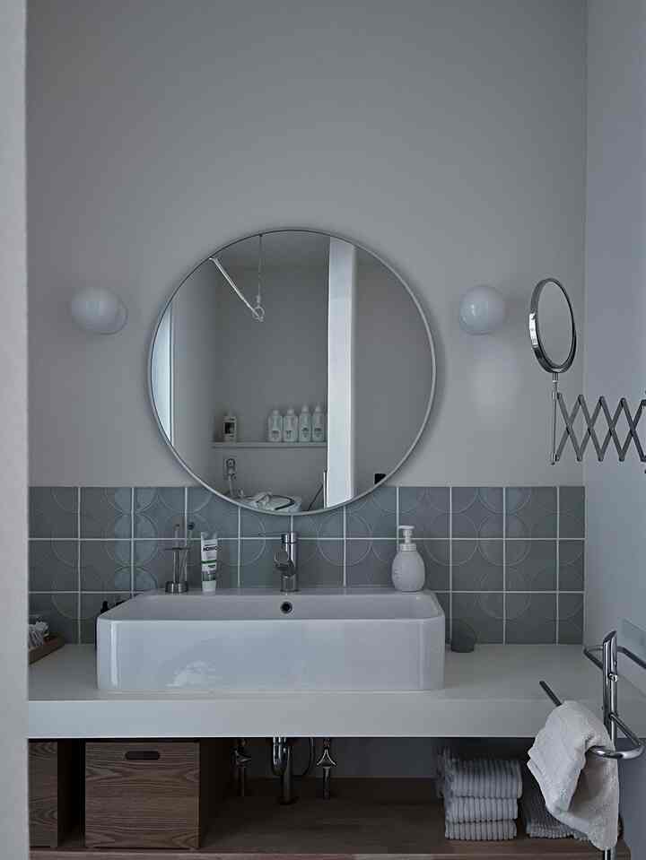 I rarely take pictures of my bathroom sink because it's always cluttered with cosmetics and other things 🤳
I had guests coming over so I quickly tidied it up 😂
The wall on the left is in the way and cuts it off in the picture.

I took inspiration from retro apartments abroad for the sink design.

The zigzag mirror from IKEA adds an extra retro feel and I absolutely love it ♡

#bathroominterior #洗面台 #バスルーム #浴室 #レトロ #retrointerior