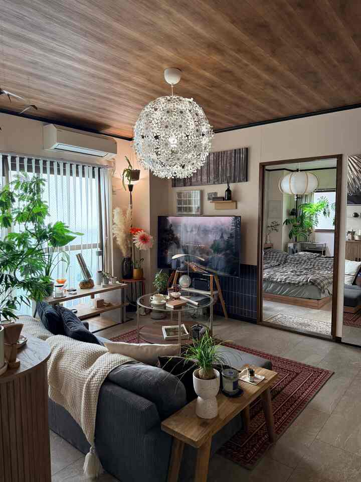 寝室にあったジャンボフラワーをリビングに移動した🌼*･
新しいお香立てとコーヒーカップがお気に入り♡
#リビングインテリア #賃貸インテリア #ローテーブル #ローソファ #ナチュラルインテリア #観葉植物 #暮らしを楽しむ